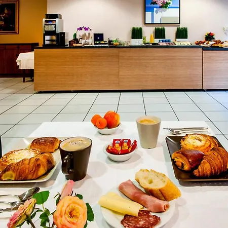 Christ Roi Готель Лурд