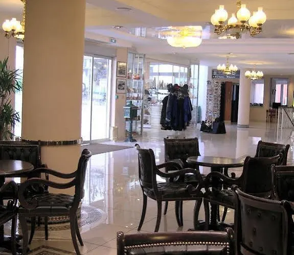 Christ Roi Готель Лурд