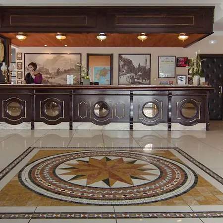 Christ Roi 4* לורדה